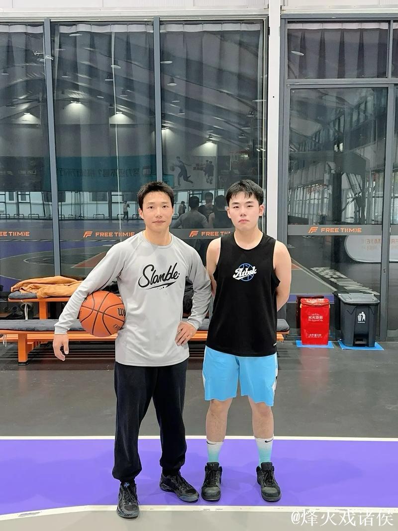 37岁街球王周锐校园行首次走进幼儿园,左手滑翔劈扣引爆全场欢呼 37岁街球王周锐校园行首次走进幼儿园,左手滑翔劈扣引爆全场欢呼